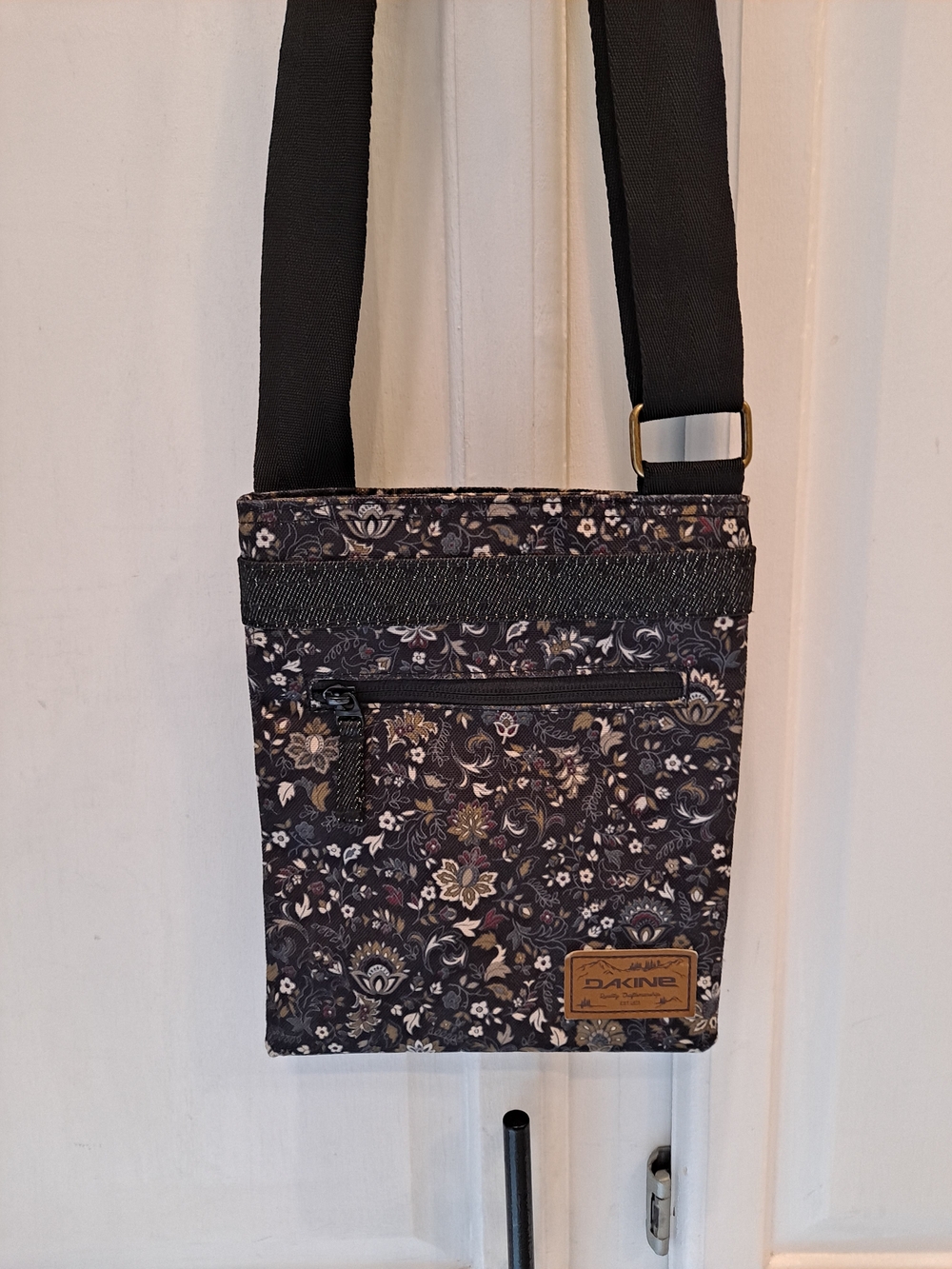 Dakine Jive Black Cream Red Green Floral Crossbody Bag Travel Minimalist Canvas
